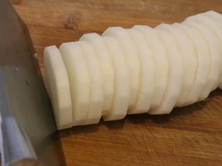 3、干烧萝卜,萝卜切片。