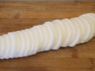 4、干烧萝卜,将所有萝卜切成均匀的厚片,约0.5里面。