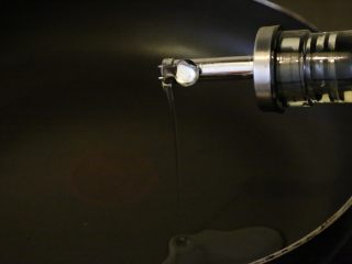 6、干烧萝卜,平底锅放少许油烧热。