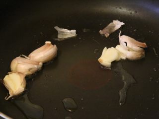 7、干烧萝卜,放入带皮的大蒜,煸炒出香气即可。