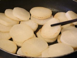 10、干烧萝卜,直至所有的萝卜两面均变色,萝卜有五成熟。即萝卜外圈呈现透明状态。