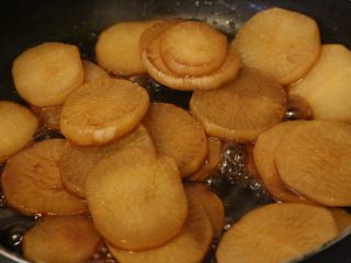 11、干烧萝卜,继续煎,至生抽收汁,萝卜熟透即可。