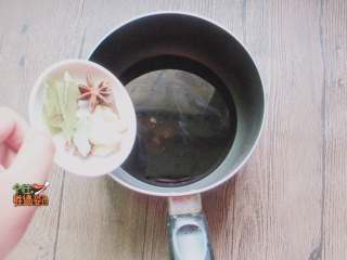 2、甜水面,用小奶锅倒入清水30ml，黄豆酱油200ml