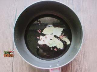 3、甜水面,倒入白糖2大勺，红糖1大勺，花椒5粒，香叶2片，生姜1块，