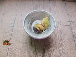 4、甜水面,煮开改小火煮5分钟，看料汁有些粘稠关火，用漏网篦出料汁