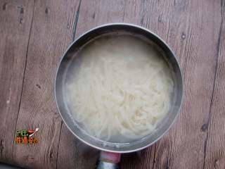 6、甜水面,锅中水开，放入面条