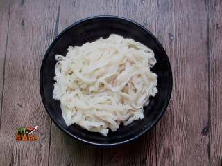 7、甜水面,水再开，就可以捞出。