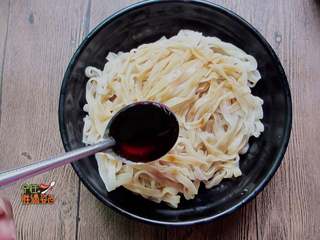 8、甜水面,用煮好的酱油，挖两勺淋在面条是
