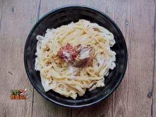 9、甜水面,加一勺辣椒油、一勺芝麻酱、蒜泥拌均面条