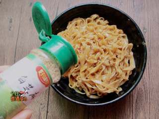 10、甜水面,最后撒上白芝麻