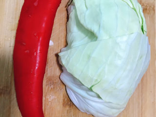 1、包菜炒肉丝,准备好配菜