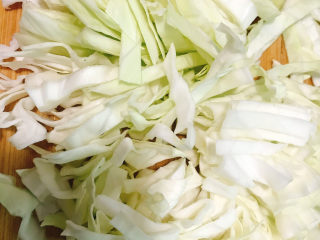 2、包菜炒肉丝,包菜切丝