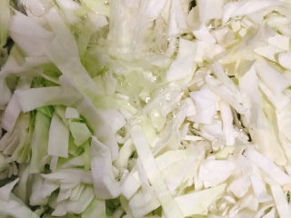 3、包菜炒肉丝,冲洗一下