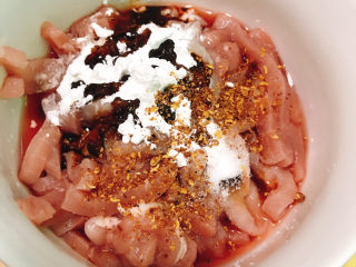 7、包菜炒肉丝,放入生粉、老抽、盐、花椒粉