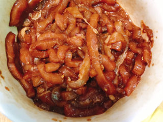 8、包菜炒肉丝,拌匀腌制10分钟