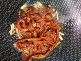 12、包菜炒肉丝,倒入肉丝