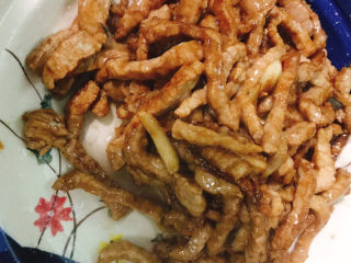 14、包菜炒肉丝,装盘备用