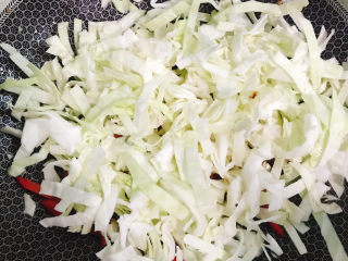 17、包菜炒肉丝,放入包菜丝