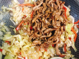 20、包菜炒肉丝,倒入肉丝