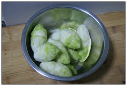 2、香水儿菜,将儿菜去老根。