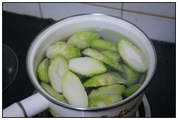 3、香水儿菜,儿菜对切后焯水。