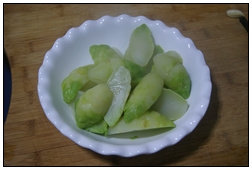 4、香水儿菜,.控好水分的儿菜装盘备用。