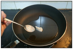 5、香水儿菜,锅里加适量猪油烧热。