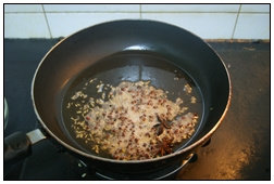 6、香水儿菜,加入花椒粒、小茴香、大料，小火炒香。