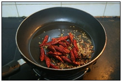 7、香水儿菜,放入干辣椒。