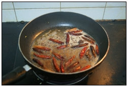 8、香水儿菜,煸出香味。