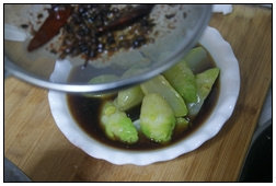 11、香水儿菜,将煮好的调料水趁热浇在儿菜上，浸泡片刻食用最佳。