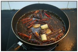 10、香水儿菜,加入葱姜。