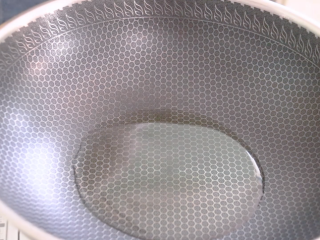 8、酸辣娃娃菜,锅中适量油