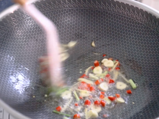 9、酸辣娃娃菜,爆香姜蒜末、小米椒