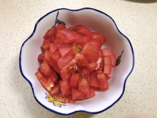 4、金针菇肥牛卷,去皮的番茄切丁备用