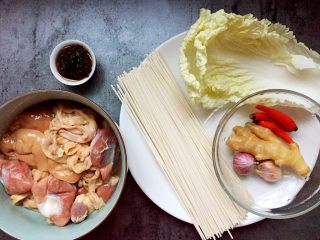 1、一碗面条+鸡杂面,准备材料如图。