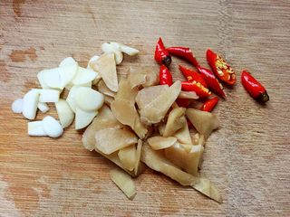 2、一碗面条+鸡杂面,将大蒜、泡姜切片，泡椒切小段。