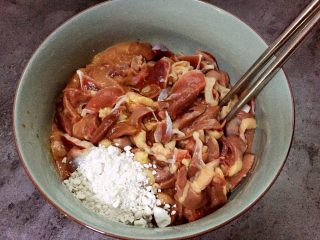 4、一碗面条+鸡杂面,将鸡杂切好加入适量花椒油、料酒、生抽、淀粉拌匀。