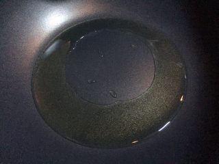 5、一碗面条+鸡杂面,热锅倒油烧至八成热。