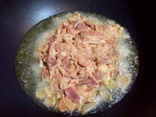 6、一碗面条+鸡杂面,放入鸡杂翻炒变色。