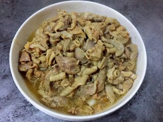 7、一碗面条+鸡杂面,断生的鸡杂捞出备用。