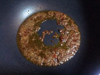 9、一碗面条+鸡杂面,放入豆瓣酱炒出香味。