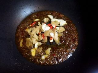 10、一碗面条+鸡杂面,放入泡椒、泡姜、蒜片炒出香味。