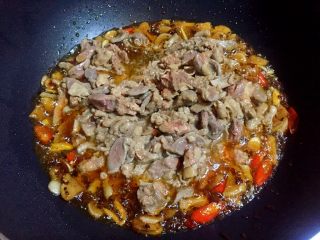 11、一碗面条+鸡杂面,放入鸡杂翻炒片刻。