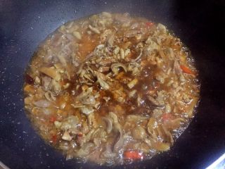 12、一碗面条+鸡杂面,加入适量生抽和醋翻炒均匀。