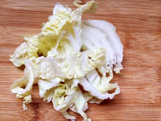 15、一碗面条+鸡杂面,白菜切小段。