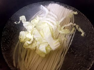 16、一碗面条+鸡杂面,水烧开放入面条和白菜煮熟。
