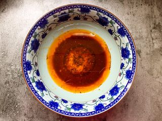 17、一碗面条+鸡杂面,碗里加入适量生抽、醋、鸡杂的油。