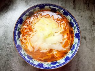 18、一碗面条+鸡杂面,挑入面条，加适量面汤。