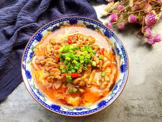 19、一碗面条+鸡杂面,舀上鸡杂，撒上葱花就做好啦！